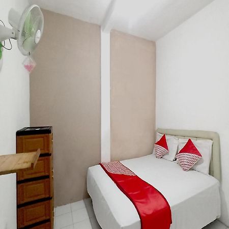 Oyo 3012 Coupis Guesthouse Syariah Pare Экстерьер фото